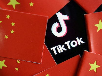 أعلام صينية يتوسطها شعار تطبيق التواصل الاجتماعي "تيك توك". 16 يوليو 2020 - REUTERS