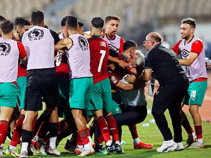فرحة لاعبي المغرب رفقة مدربهم وحيد خليلهودزيتش - REUTERS