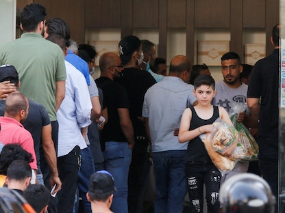 مواطنون يصطفون في طابور لشراء الخبز من مخبز في بيروت - REUTERS
