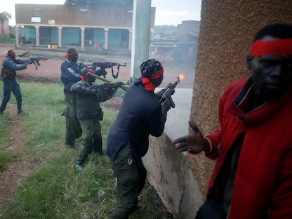متمردون يطلقون النار على الجيش الشعبي لتحرير السودانفي بلدة كايا على الحدود مع أوغندا - جنوب السودان - 26 أغسطس 2017 - REUTERS