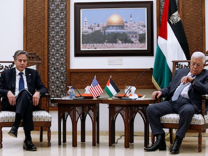 الرئيس الفلسطيني محمود عباس ينظر إلى ساعته خلال لقائه وزير الخارجية الأميركي أنتوني بلينكن في رام الله-  25 مايو 2021 - REUTERS