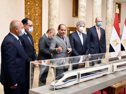 الرئيس المصري عبد الفتاح السيسي خلال استعراضه الاتفاق على مشروع القطار الكهربائي السريع - الشرق