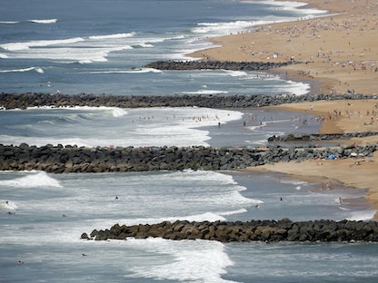 حواجز بحرية لحماية الكثبان الرملية من التآكل على طول ساحل المحيط الأطلسي في أنجيه، جنوب غربي فرنسا - 25 يونيو 2015 - REUTERS