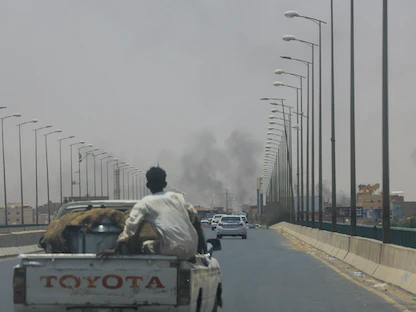 الدخان يتصاعد في أم درمان خلال اشتباكات بين قوات الدعم السريع والجيش السوداني. 15 أبريل 2023 - REUTERS