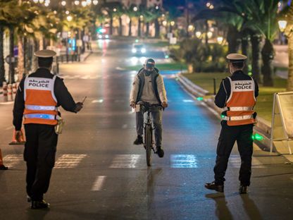 نقطة تفتيش للشرطة المغربية أثناء حظر التجول الليلي  - AFP