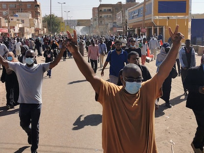 متظاهرون سودانيون ضد الجيش يحتجون في شوارع العاصمة الخرطوم - 6 يناير 2022 - AFP