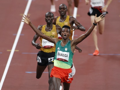 فرحة العداء الإثيوبي باريجا بعد فوزه بسباق 10 آلاف متر - REUTERS
