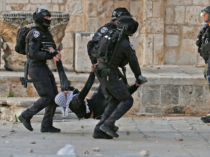 جانب من المواجهات بين الشرطة الإسرائيلية والفلسطينيين في باحات المسجد الأقصى بالقدس- 22 أبريل 2022 - AFP