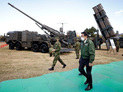 رئيس الوزراء الياباني فوميو كيشيدا يتفقد قوة الدفاع الذاتي البرية اليابانية (JGSDF) لدى زيارته معسكر أساكا في طوكيو، اليابان. 27 نوفمبر 2021 - REUTERS