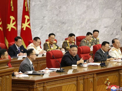 كيم جونغ أون زعيم كوريا الشمالية خلال اجتماع اللجنة المركزية لحزب العمال الحاكم - 17 يونيو 2021 - AFP