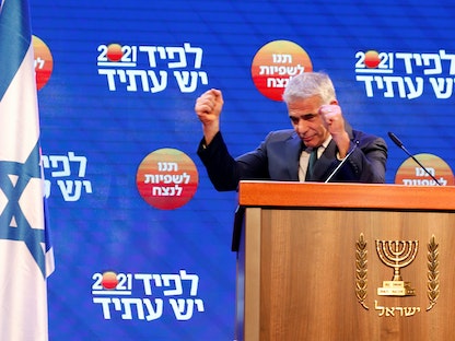 زعيم حزب "هناك مستقبل" يائير لَبيد يلقي خطاباً بعد الإعلان عن استطلاعات الرأي في الانتخابات العامة الإسرائيلية بمقر حزبه في تل أبيب، إسرائيل. 24 مارس 2021 - REUTERS