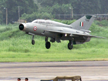 المقاتلة الروسية MIG-21 التابعة للقوات الجوية الهندية تهبط في قاعدة أمبالا الجوية بولاية هاريانا شمال الهند. 1 أغسطس 2003. - REUTERS