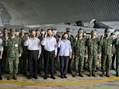 رئيسة تايوان تساي إنج ون (وسط) تقف لالتقاط صور مع أطقم القوات الجوية داخل قاعدة في جزر بنجو. 30 أغسطس 2022 - AFP