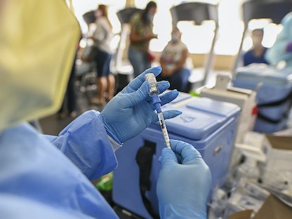 عامل صحي يحضر لقاح مضاد لفيروس كورونا في بنما - AFP