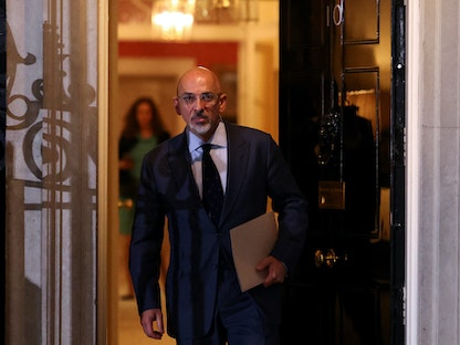 وزير الخزانة البريطاني الجديد ناظم الزهاوي يغادر مقر الحكومة في لندن - 5 يوليو 2022 - REUTERS