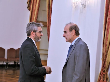 كبير المفاوضين الإيرانيين علي باقري يتحدث مع المنسق الأوروبي بمحادثات فيينا إنريكي مورا في طهران. 11 مايو 2022 - REUTERS