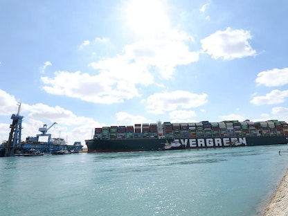 سفينة الحاويات "إيفر غيفن" إحدى أكبر سفن الحاويات في العالم أثناء جنوحها في قناة السويس. - REUTERS