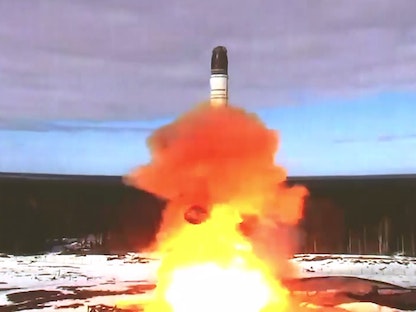 صورة من مقطع فيديو نشرته وزارة الدفاع الروسية لإطلاق صاروخ باليستي عابر للقارات من طراز "سارمات" في حقل اختبار بليسيتسك في روسيا. 20 أبريل 2022 - AFP