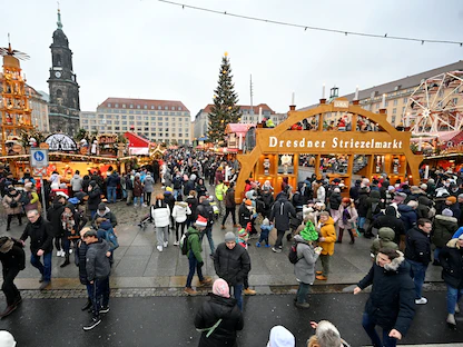 أشخاص يسيرون في أحد أسواق مدينة دريسدن الألمانية. 10 ديسمبر 2022 - REUTERS