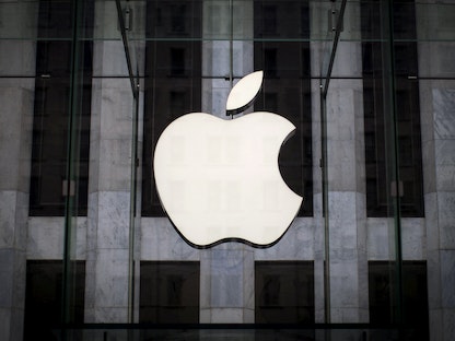 شعار Apple معلق فوق مدخل متجر Apple في مدينة نيويورك، الولايات المتحدة. 21 يوليو 2015 - REUTERS