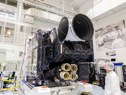 القمر الاصطناعي "MTG-I1" في الغرفة الخاصة في "Thales Alenia Space" بمدينة كان الفرنسية - 9 سبتمبر 2022  - AFP