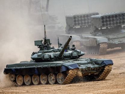 دبابة روسية من طراز T-80 خلال تدريبات عسكرية في ضواحي موسكو - 24 أغسطس2021 - REUTERS