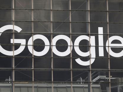 شعار "غوغل" في منطقة "لا ديفانس" قرب باريس - 1 سبتمبر 2020 - REUTERS