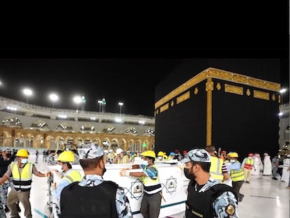 عملية إزالة الحواجز من حول الكعبة في مكة المكرمة. 3 أغسطس 2022 - Twitter/reasahalharmain
