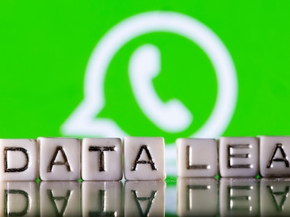 كلمة "تسريب البيانات" أمام شعار واتساب - REUTERS