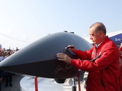  الرئيس التركي رجب طيب أردوغان يوقع على طائرة مسيرة تركية الصنع، خلال مهرجان "تكنوفيست البحر الأسود 2022" لتكنولوجيا الطيران بولاية صامسون التركية- 3 سبتمبر 2022 - Twitter@tcbestepe_ar