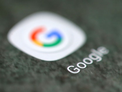 علامة جوجل التجارية تظهر على أحد الهواتف الذكية - REUTERS