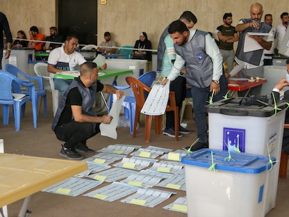 فرز الأصوات في مقر المفوضية العليا المستقلة للانتخابات في المنطقة الخضراء ببغداد، العراق، 13 أكتوبر 2021 - REUTERS