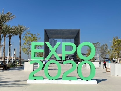 لافتة تحمل اسم "إكسبو 2020" في مدخل موقع تنظيم المعرض العالمي - REUTERS