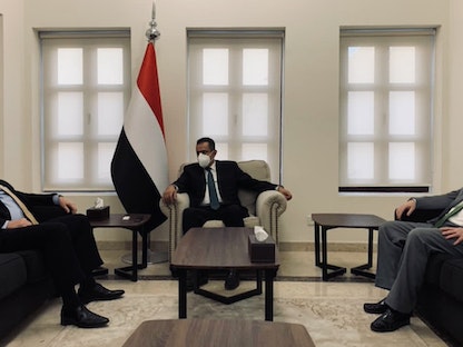 المبعوث الخاص إلى اليمن تيم ليندركينغ خلال لقائه رئيس الوزراء اليمني معين عبد الملك  - twitter.com/StateDept_NEA