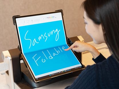 أول شاشة في العالم قابلة للطي وبقياس 18.1 من سامسونج - Samsung Display
