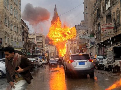 ألسنة النيران تتصاعد من مواقع استهدفتها غارات جوية إسرائيلية في صنعاء باليمن. 24 أغسطس 2025 - Reuters