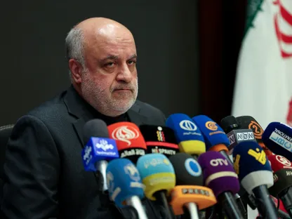 بعد تغريدة "نزع السلاح".. لبنان يستدعي سفير إيران ويدعوه إلى "عدم التدخل"