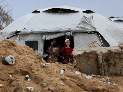 طفلة فلسطينية في خيمة بمدينة غزة، وسط سقوط للأمطار، 14 نوفمبر 2025 - REUTERS