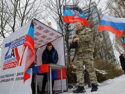 جمع توقيعات لدعم ترشح الرئيس الروسي فلاديمير بوتين في الانتخابات المقبلة في دونيتسك الموالية لروسيا. 16 يناير 2024 - Reuters