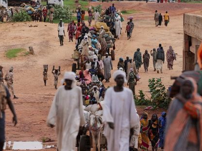 سودانيون فروا من الصراع في مورني في منطقة دارفور بالسودان يعبرون الحدود بين السودان وتشاد في أدري، تشاد. 4 أغسطس 2023 - REUTERS