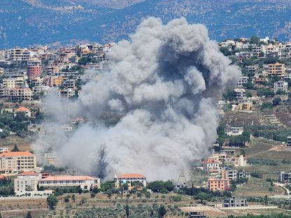 دخان يتصاعد جراء استهداف مقاتلات إسرائيلية لقرية قليعة بجنوب لبنان. 25 يونيو 2024 - REUTERS
