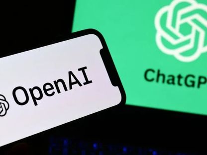 هاتف ذكي وجهاز كمبيوتر محمول يعرضان شعارات مختبر أبحاث الذكاء الاصطناعي OpenAI وروبوت ChatGPT، أكتوبر 2023 - AFP
