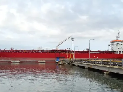 فشلت في كسر الحصار الأميركي.. ناقلة نفط خاضعة لعقوبات تعود لهرمز بعد يوم من عبورها