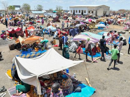 أشخاص يتجمعون في بلدة الرنك، شمال جنوب السودان، هرباً من الحرب في السودان، 1 مايو 2023 - REUTERS