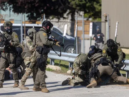 عملاء فيدراليون يحتجزون متظاهراً خارج مركز تابع لوكالة إنفاذ قوانين الهجرة والجمارك (ICE) في برودفيو، بولاية إلينوي، 26 سبتمبر 2025 - REUTERS