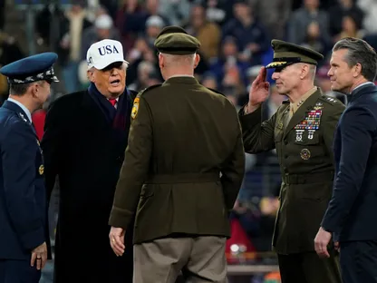 الرئيس الأميركي دونالد ترمب ووزير الدفاع بيت هيجسيث مع كبار قادة الجيش الأميركي في بالتيمور بولاية ميريلاند. 13 ديسمبر 2025 - Reuters