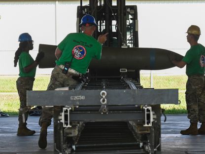 جنود أميركيون يرفعون قنبلة من طراز BLU-109 في قاعدة باركسديل الجوية بلويزيانا. 7 سبتمبر 2023 - REUTERS