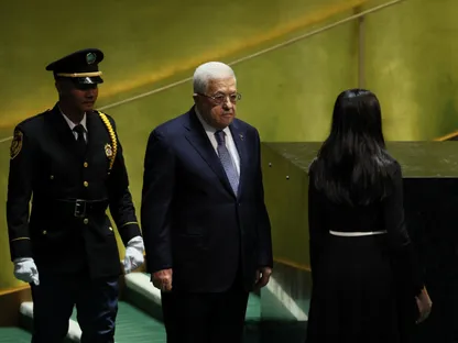 الرئيس الفلسطيني محمود عباس يصل لإلقاء كلمة أمام الدورة الثامنة والسبعين للأمم المتحدة في مدينة نيويورك، الولايات المتحدة. 21 سبتمبر 2023 - Reuters