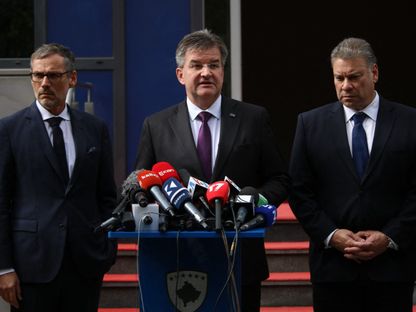 مبعوث الاتحاد الأوروبي للحوار بين بلجراد وبريشتينا ميروسلاف لايجاك (وسط) خلال مؤتمر صحافي في بريشتينا عاصمة كوسوفو- 21 أكتوبر 2023 - AFP