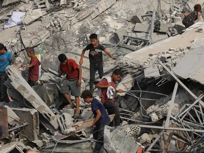 فلسطينيون يتفقدون موقع غارة إسرائيلية دمرت مبنى سكنياً في مدينة غزة. 6 سبتمبر 2025 - Reuters